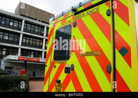 En dehors de l'hôpital London Ambulance Whittington Service des urgences A&E Archway England UK Banque D'Images