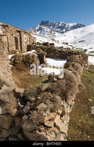 Bâtiments berbère déserte dans les montagnes du Haut Atlas marocain, près de la station de ski d'Oukaimeden Banque D'Images