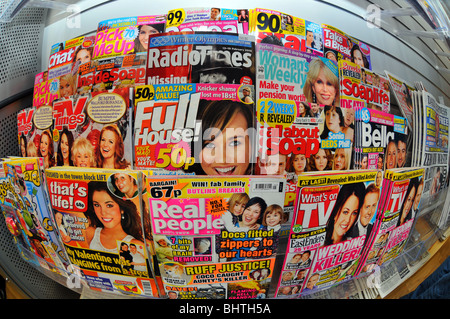 Magazine rack dans un magasin, la Grande-Bretagne, Royaume-Uni Banque D'Images