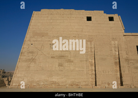 Temple funéraire de Ramsès III à Medinat Habu près de Louxor, Egypte Banque D'Images