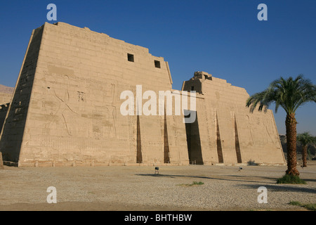 Temple funéraire de Ramsès III à Medinat Habu près de Louxor, Egypte Banque D'Images