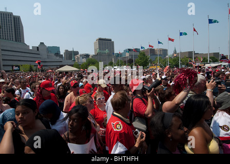 7 000 personnes se sont réunies à Ottawa des hôtels de ville pour un Pep Rally pour la finale de la Coupe Stanley de l'équipe de hockey des Sénateurs d'Ottawa le 24 mai 2007. Banque D'Images