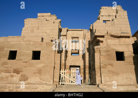 Migdol entrée de Medinat Habu à Louxor, Egypte Banque D'Images