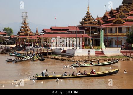 Le Myanmar, Birmanie, lac Inle, la Pagode Phaung Daw Oo, des bateaux, de l'Etat Shan, Banque D'Images
