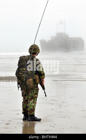 Les communications avec les engins de débarquement derrière, soldat avec les communications radio pendant un atterrissage plage, UK Banque D'Images