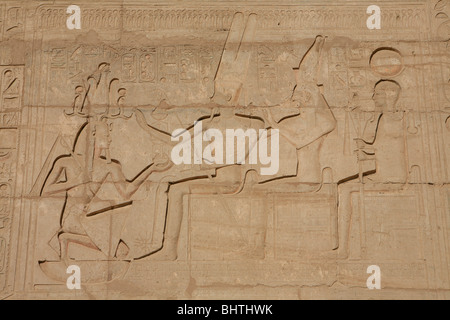 Un relief représentant le couronnement de Ramsès II par les divinités égyptiennes Amon, Mut et Khonsu au Ramesseum sur la Cisjordanie de Louxor, en Égypte Banque D'Images