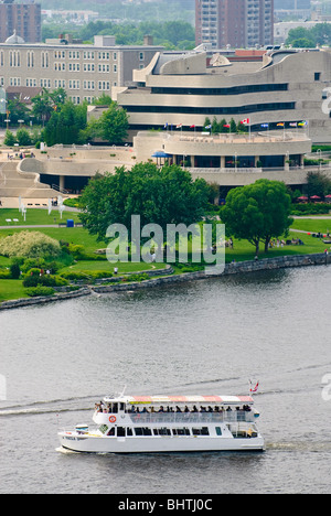 Un bateau d'excursion sur la rivière des Outaouais, passe devant le Musée canadien des civilisations à Hull, Québec, Canada. Banque D'Images