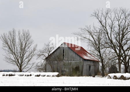 Ancienne grange et bottes de foin dans la neige dans le Comté de Harrison, dans l'Indiana Banque D'Images