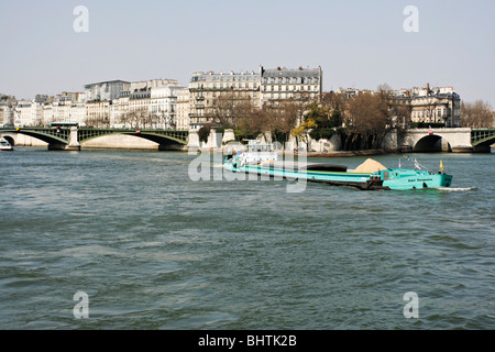 Bateau transportant du sable sur les quais de Seine à Paris, France. Banque D'Images