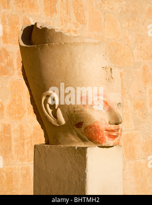 Statue au Temple d'Hatchepsout, Deir el-Bahri sur la rive ouest de Louxor, Egypte, au lever du soleil. Banque D'Images