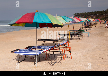 L'Inde, le Kerala, Varkala plage, parasols colorés et vide de chaises longues Banque D'Images