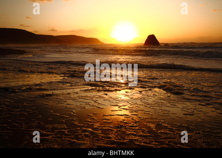 Coucher de soleil sur le black rock, Widemouth Bay, Cornwall, Angleterre, Royaume-Uni. Banque D'Images