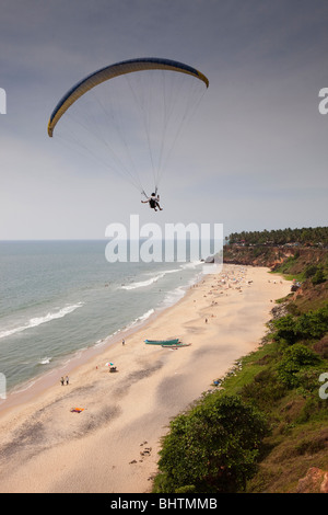 L'Inde, le Kerala, Varkala beach, de parapente vol au-dessus de visiteurs Banque D'Images