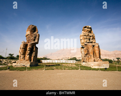 Colosses de Memnon statues sur la rive ouest de Louxor, Egypte. Banque D'Images