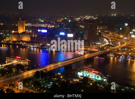 Centre-ville du Caire Vue de la Tour du Caire de nuit en Egypte. Banque D'Images