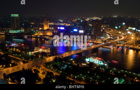 Centre-ville du Caire Vue de la Tour du Caire de nuit en Egypte. Banque D'Images