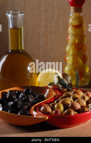 Olives vertes et noires à l'huile d'olive Banque D'Images