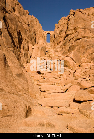 Certains des 3750 marches de la pénitence sur la route vers le sommet du mont Sinaï au lever du soleil, Saint Luc, l'Égypte. Banque D'Images