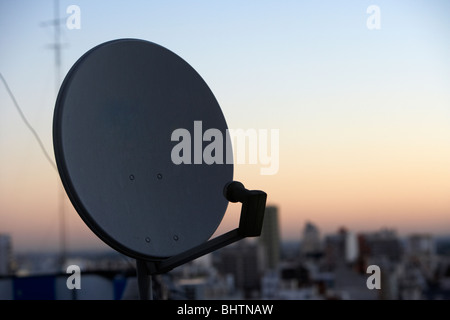 Réception de télévision par satellite dish sur les toits dans la soirée buenos aires argentine Banque D'Images