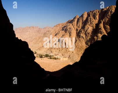 Vue sur le Monastère de Sainte Catherine à partir de la piste vers le sommet du Mont Sinaï, Égypte, St.Katherine. Banque D'Images