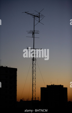 La réception de la radiodiffusion de radio et de télévision sur les toits d'antennes dans la soirée buenos aires argentine Banque D'Images