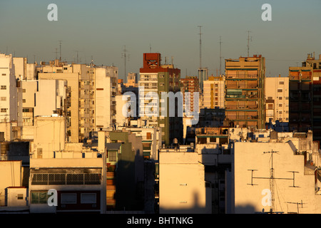 Les toits des maisons et immeubles d'appartements dans la soirée buenos aires argentine skyline Banque D'Images