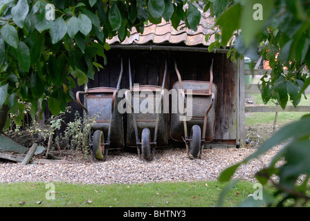 Brouettes dans un jardin. Banque D'Images