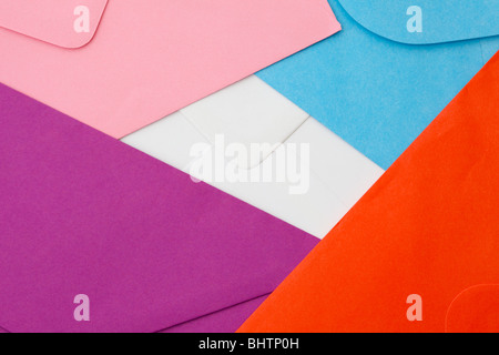 Close up d'enveloppes en papier de couleurs différentes Banque D'Images