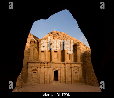 Le monastère de Deir El ou à l'antique cité de Pétra rose rouge vu à travers une arche à Wadi Musa, la Jordanie. Banque D'Images