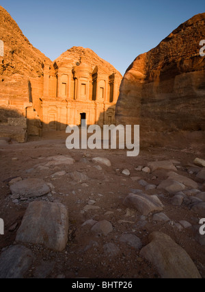 Le monastère de Deir El ou à l'antique cité de Pétra rose rouge au coucher du soleil à Wadi Musa, la Jordanie. Banque D'Images