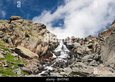 Les eaux douces sont fluides avec une petite cascade sous un ciel bleu. Photo prise avec filtre polarisé Banque D'Images