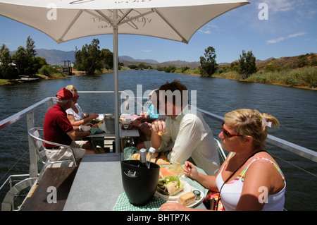 Les touristes appréciant le déjeuner à bord d'excursion en bateau sur la rivière Breede entre Worcester et Robertson, Western Cape Afrique du Sud Banque D'Images