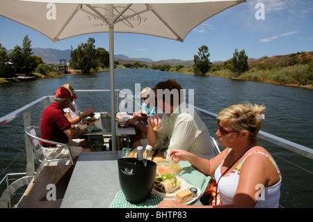 Les touristes appréciant le déjeuner à bord d'excursion en bateau sur la rivière Breede entre Worcester et Robertson, Western Cape Afrique du Sud Banque D'Images