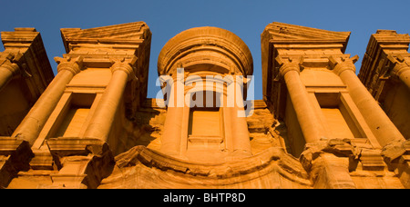 Le monastère de Deir El ou à l'antique cité de Pétra rose rouge au coucher du soleil à Wadi Musa, la Jordanie. Banque D'Images