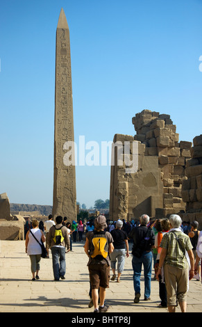 La rubrique touristique vers l'obélisque de Karnak Temple Banque D'Images