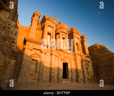 Le monastère de Deir El ou à l'antique cité de Pétra rose rouge au coucher du soleil à Wadi Musa, la Jordanie. Banque D'Images