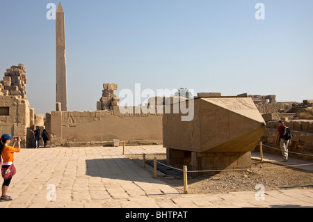 Les deux obélisque érigé par la reine Hatshepsout, l'un est toujours debout et est le plus haut de l'Égypte, l'extrémité de la deuxième établit à proximité Banque D'Images