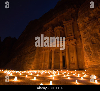 Le Conseil du Trésor ou Khaznah Al illuminé par des bougies pour Petra de nuit dans Wadi Musa, Jordan. Banque D'Images