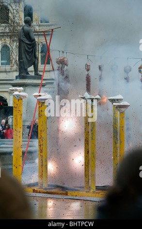 D'artifice et des pétards chinois sur l'affichage à un événement du Nouvel An chinois à Trafalgar Square London UK Banque D'Images