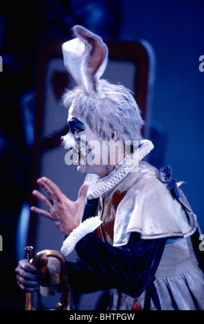 Yat Sen Chang comme le lapin blanc dans la région de Derek Deane's production d'Alice au Pays des merveilles pour l'English National Ballet. Banque D'Images