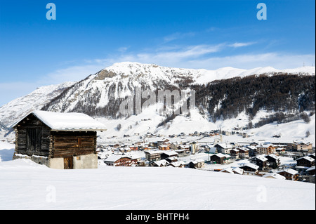 Vue sur le centre de la station, des pistes de ski, Livigno, Lombardie, Italie Banque D'Images