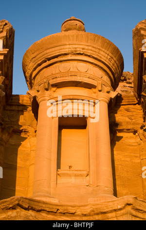 Le monastère de Deir El ou à l'antique cité de Pétra rose rouge au coucher du soleil à Wadi Musa, la Jordanie. Banque D'Images