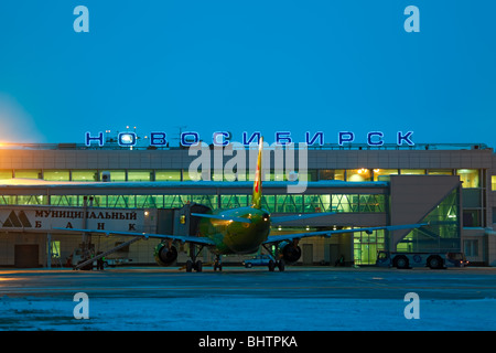 Tôt le matin à l'aéroport Tolmachevo, Novosibirsk, Russie. S7 A319 avion près de la borne. Banque D'Images