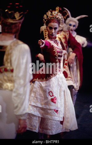 Elizabeth Miegge comme la reine de coeur à Derek Deane's production d'Alice au Pays des merveilles pour l'English National Ballet. Banque D'Images