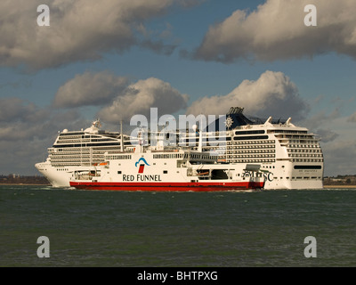 Bateau de croisière MSC Magnifica arrivant à Southampton UK et passant l'île de Wight Red Funnel ferry Aigle Rouge Banque D'Images