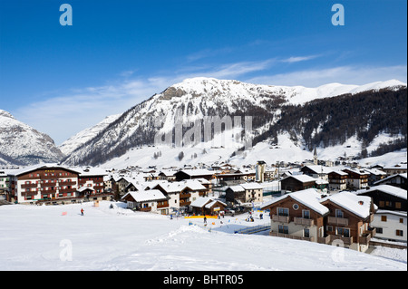 Vue sur le centre de la station, des pistes de ski, Livigno, Lombardie, Italie Banque D'Images