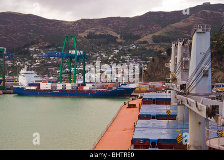 Un cargo manouevres vers c'est à quai, vu de la passerelle du navire à Lyttelton, Nouvelle-Zélande. Banque D'Images