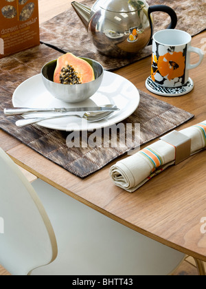 Close-up of fruit in bowl on white plate sur set de table pour le petit déjeuner Banque D'Images