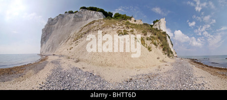 Les falaises de Møn est un impressionnant monument à la côte est du Danemark. Les falaises de craie lumineuse est de 120 m au-dessus du niveau de la mer. Banque D'Images