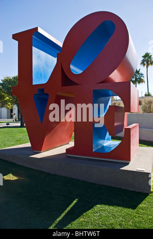 Robert Indiana's 'Amour' sculpture au Scottsdale Civic Center Mall, Scottsdale, Arizona, USA Banque D'Images